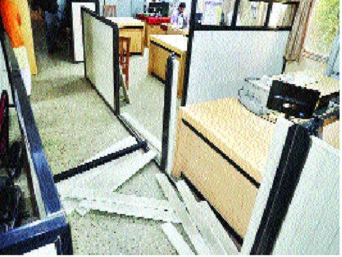 Swabhimani demanded inquiry into corruption in drinking water and drinking water scheme in Sangli Zilla Parishad | सांगली जिल्हा परिषदेत ‘स्वाभिमानी’कडून तोडफोड-पेयजल योजनेतील भ्रष्टाचाराच्या चौकशीची मागणी Swabhimani demanded inquiry into corruption in drinking water and drinking water scheme in Sangli Zilla Parishad | सांगली जिल्हा परिषदेत ‘स्वाभिमानी’कडून तोडफोड-पेयजल योजनेतील भ्रष्टाचाराच्या चौकशीची मागणी