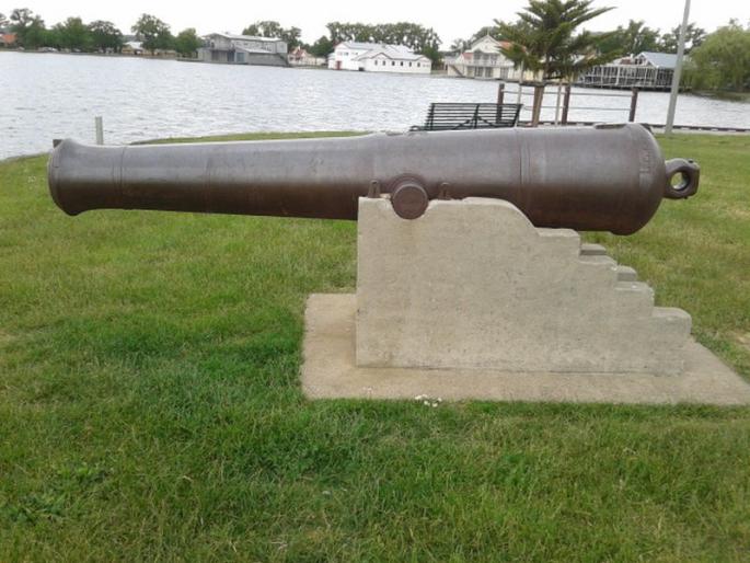 Redefine damage to conservation of cannabis | तोफांच्या संवर्धनाला लालफितीचा फटका Redefine damage to conservation of cannabis | तोफांच्या संवर्धनाला लालफितीचा फटका