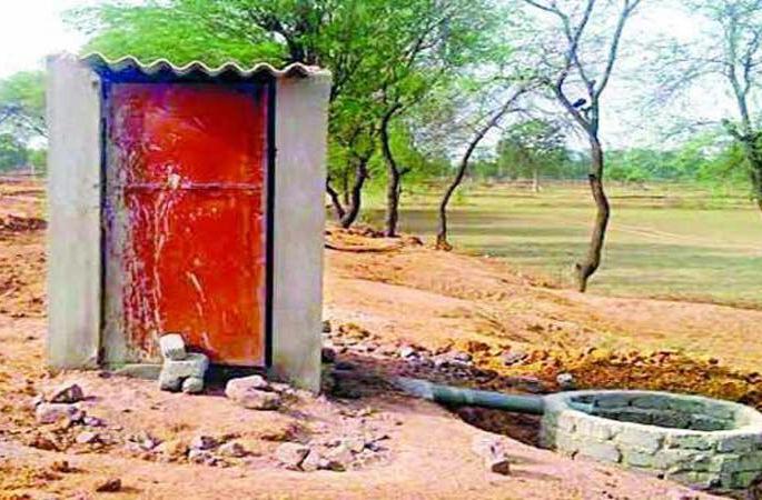 Toilets locked due to water lockout | पाण्याअभावी शौचालये कुलूपबंद Toilets locked due to water lockout | पाण्याअभावी शौचालये कुलूपबंद