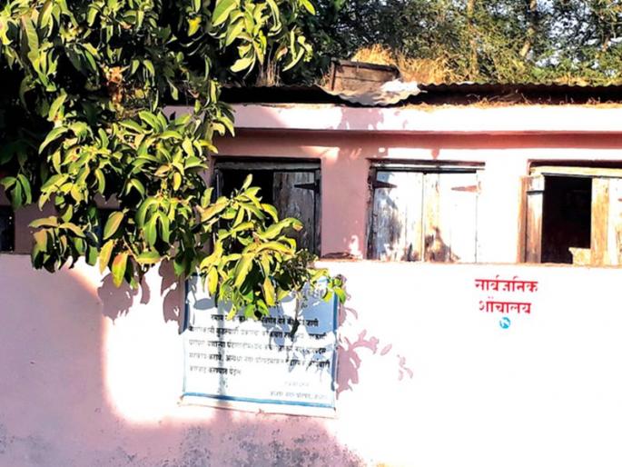 Health risk due to public toilets | सार्वजनिक शौचालयामुळे आरोग्यास धोका Health risk due to public toilets | सार्वजनिक शौचालयामुळे आरोग्यास धोका