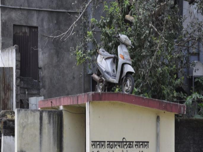 unique protest against fuel price hike in satara | महागाईच्या निषेधार्थ दुचाकी चक्क स्वच्छतागृहावर, इंधन दरवाढीचा अनोखा निषेध 