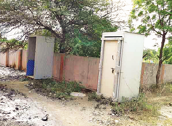 Parbhani: All the crores of expenses are incomplete | परभणी : सव्वा कोटी खूर्चनही ९१४ शौचालयांची कामे अपूर्णच