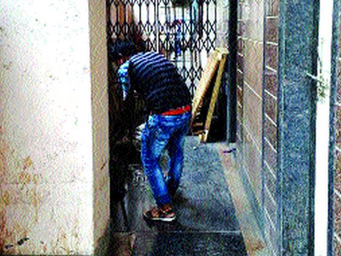 Ferrari items in toilet, viral on social media, migrant Hiran | फेरीवाल्यांचे सामान टॉयलेटमध्ये, सोशल मीडियावर व्हायरल, प्रवासी हैराण