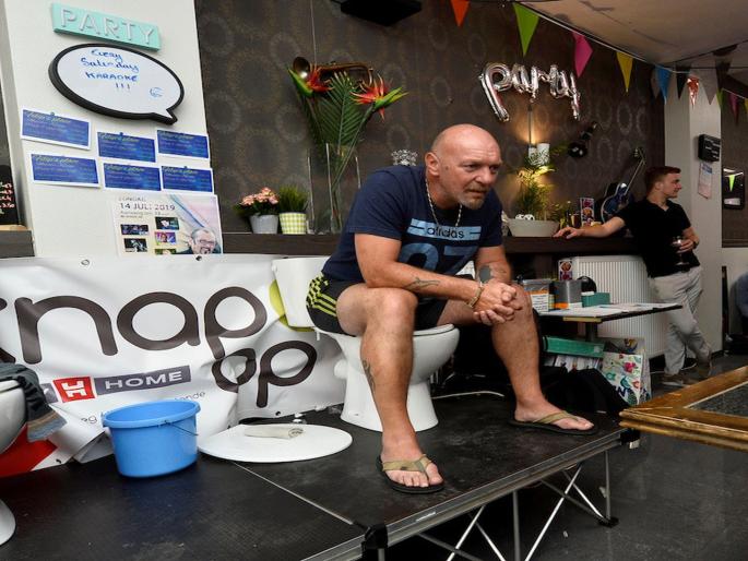 Man Spends Almost Five Days Sitting on a Toilet Seat, Sets World Record | बाबो! ....म्हणून तब्बल ५ दिवस तो टॉयलेट सीटवर बसून राहिला! Man Spends Almost Five Days Sitting on a Toilet Seat, Sets World Record | बाबो! ....म्हणून तब्बल ५ दिवस तो टॉयलेट सीटवर बसून राहिला!