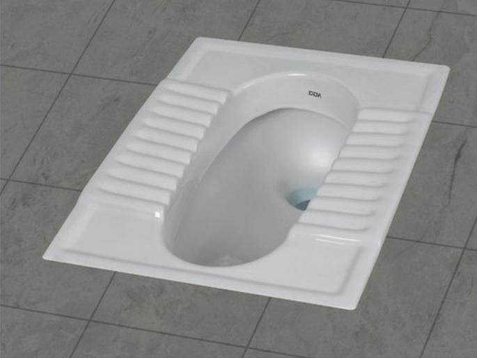 Tamilnadu mans hand get stucked in loo while trying get car keys back | Toilet मध्ये पडली कारची चावी, त्याने काढण्यासाठी हात टाकला आणि दीड तास बोंबलत बसला! Tamilnadu mans hand get stucked in loo while trying get car keys back | Toilet मध्ये पडली कारची चावी, त्याने काढण्यासाठी हात टाकला आणि दीड तास बोंबलत बसला!