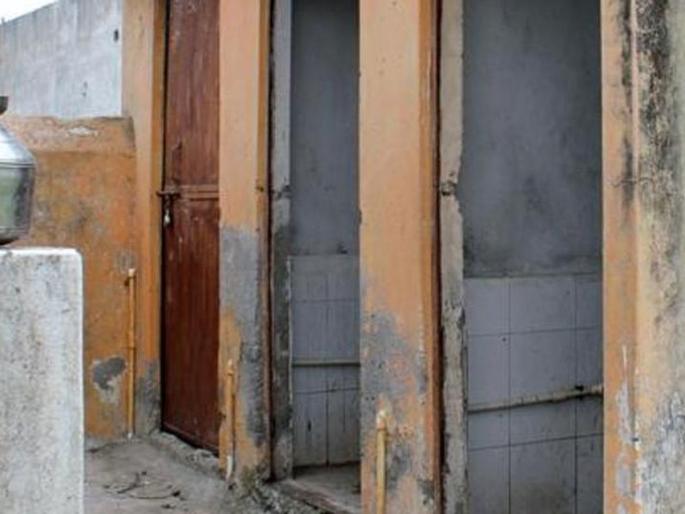 Police have lodged complaint against the father-in-law of the woman because there is no toilet in the house | घरात शौचालय नसल्याने महिलेची सासरच्यांविरोधात पोलीस ठाण्यात तक्रार Police have lodged complaint against the father-in-law of the woman because there is no toilet in the house | घरात शौचालय नसल्याने महिलेची सासरच्यांविरोधात पोलीस ठाण्यात तक्रार