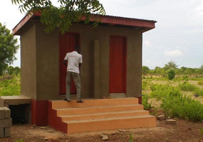 Three and a half lakh toilets built in eight years | आठ वर्षांत बांधले साडेतीन लाख शौचालय