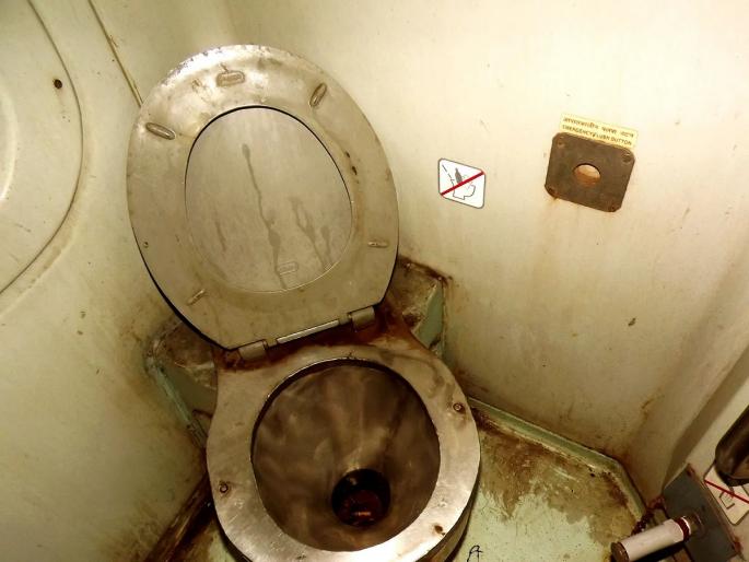 Indian Railway: Shameful incident in Rajdhani Express, toilet dirt falls on woman | Indian Railway: राजधानी एक्स्प्रेसमध्ये लाजिरवाणी घटना, महिलेच्या अंगावर पडली टॉयलेटची घाण