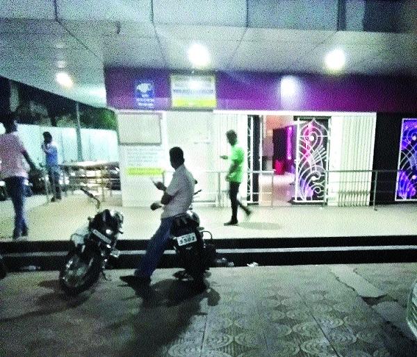 Razlakshmi drivers for determination of theater for theater: Nita Bharat | थिएटरच्या संरक्षणासाठी बाउन्सर ‘राजलक्ष्मी’ चालकांचा निर्धार : न भीता चित्रपटागृह सुरूच ठेवणार Razlakshmi drivers for determination of theater for theater: Nita Bharat | थिएटरच्या संरक्षणासाठी बाउन्सर ‘राजलक्ष्मी’ चालकांचा निर्धार : न भीता चित्रपटागृह सुरूच ठेवणार