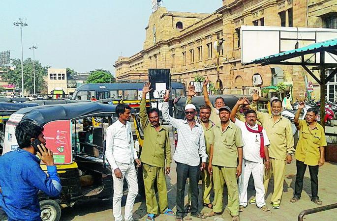 Demonstration of pre-paid autodrivers at Nagpur railway station | नागपूर रेल्वे स्थानकावरील प्री-पेड आॅटोचालकांची निदर्शने Demonstration of pre-paid autodrivers at Nagpur railway station | नागपूर रेल्वे स्थानकावरील प्री-पेड आॅटोचालकांची निदर्शने