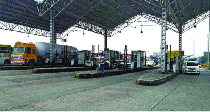 TolaNa management to be deployed till Diwali | टोलनाका व्यवस्थापनास दिवाळीपर्यंत मुदतवाढ--आनेवाडीत पोलिसांचा फौजफाटा तैनात  TolaNa management to be deployed till Diwali | टोलनाका व्यवस्थापनास दिवाळीपर्यंत मुदतवाढ--आनेवाडीत पोलिसांचा फौजफाटा तैनात