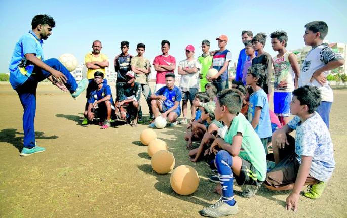 Father's Day: He sows the life of those who have strayed the knowledge of light : Accepted orphaned guardianship | Father's Day : भरकटलेल्यांच्या जीवनात तो पेरतो ज्ञानाचा प्रकाश : अनाथांचेही स्वीकारले पालकत्व