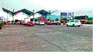 Implementation of Fastag on the toll road | आनेवाडीच्या टोलनाक्यावर फास्टॅगची अंमलबजावणी Implementation of Fastag on the toll road | आनेवाडीच्या टोलनाक्यावर फास्टॅगची अंमलबजावणी