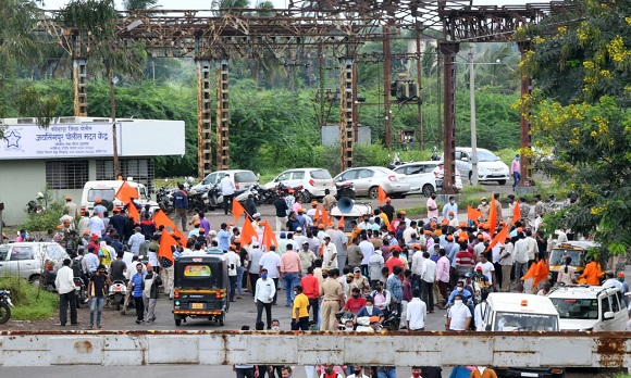 Sangli-Kolhapur highway blocked for Maratha reservation | मराठा आरक्षणासाठी सांगली- कोल्हापूर महामार्ग रोखला Sangli-Kolhapur highway blocked for Maratha reservation | मराठा आरक्षणासाठी सांगली- कोल्हापूर महामार्ग रोखला