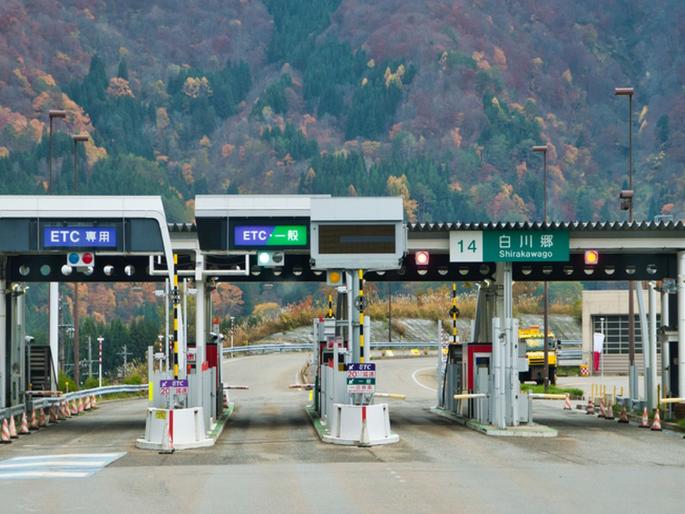 The toll plaza remained closed for 38 hours, yet 24,000 people paid the toll honestly. | तब्बल ३८ तास बंद राहिला टोलनाका, तरीही २४ हजार लोकांनी प्रामाणिकपणे भरला टोल      The toll plaza remained closed for 38 hours, yet 24,000 people paid the toll honestly. | तब्बल ३८ तास बंद राहिला टोलनाका, तरीही २४ हजार लोकांनी प्रामाणिकपणे भरला टोल