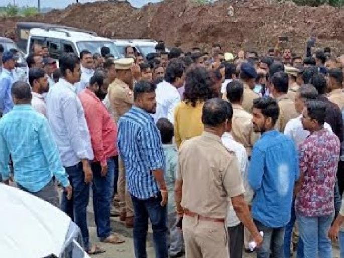 Protest by citizens of the area including Umbraj over toll collection at Taswade toll plaza on Pune-Bangalore National Highway | Satara: अन्यायकारकपणे टोलवसुली बंद करा, उंब्रजसह परिसरातील नागरिकांचे तासवडे टोलनाक्यावर आंदोलन