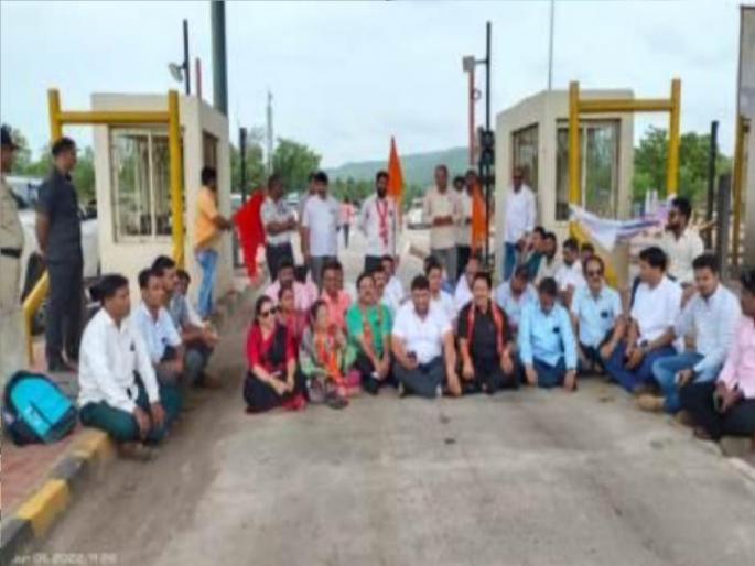Toll collection at Osargaon on Mumbai Goa highway: Shiv Sena aggressive | मुंबई-गोवा महामार्गावर ओसरगावात टोल: शिवसेना आक्रमक, टोलनाक्यावरच मारला ठिय्या Toll collection at Osargaon on Mumbai Goa highway: Shiv Sena aggressive | मुंबई-गोवा महामार्गावर ओसरगावात टोल: शिवसेना आक्रमक, टोलनाक्यावरच मारला ठिय्या