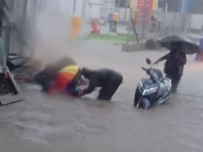 citizens save the life of a woman who fell into a manhole in Bhiwandi | भिवंडीत गटाराच्या मेनहोल पडलेल्या महिलेचा नागरिकांनी वाचवला जीव; टोल कंपनीचा दुर्लक्षितपणा चव्हाट्यावर  citizens save the life of a woman who fell into a manhole in Bhiwandi | भिवंडीत गटाराच्या मेनहोल पडलेल्या महिलेचा नागरिकांनी वाचवला जीव; टोल कंपनीचा दुर्लक्षितपणा चव्हाट्यावर