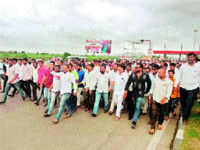 MLAs stopped Chalkwadi Tola Naka , NCP accused of stunts | चाळकवाडी टोलनाका आमदारांनी केला बंद, स्टंटबाजी असल्याचा राष्ट्रवादीचा आरोप MLAs stopped Chalkwadi Tola Naka , NCP accused of stunts | चाळकवाडी टोलनाका आमदारांनी केला बंद, स्टंटबाजी असल्याचा राष्ट्रवादीचा आरोप