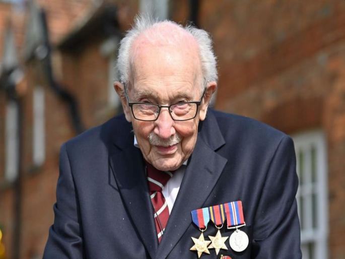 Tom Moore raised 15 million pounds for the NHS as it fights the coronvirus | CoronaVirus: शंभरीच्या उंबरठ्यावर बागेला १०० फेऱ्या Tom Moore raised 15 million pounds for the NHS as it fights the coronvirus | CoronaVirus: शंभरीच्या उंबरठ्यावर बागेला १०० फेऱ्या
