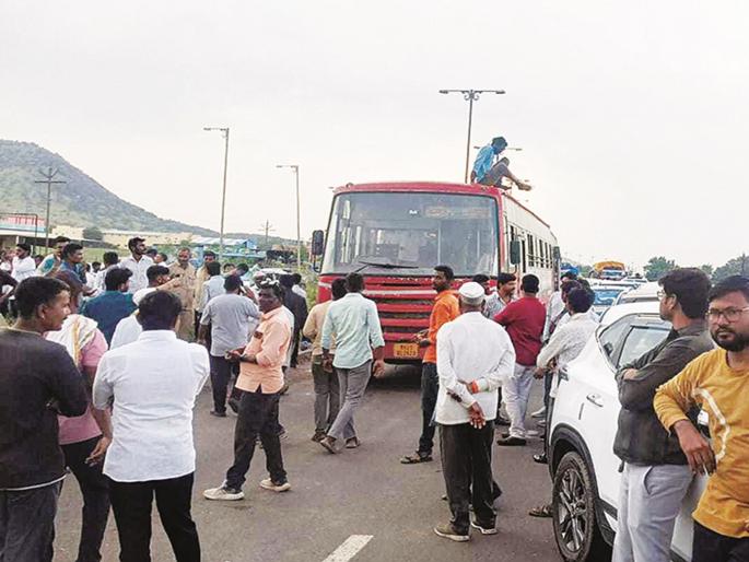 Farmers angry over not getting fair price for tomatoes; Dhule-Solapur highway blocked | टोमॅटोचा योग्य दर न मिळाल्याने शेतकऱ्यांचा संताप उसळला; धुळे-सोलापूर महामार्ग रोखला Farmers angry over not getting fair price for tomatoes; Dhule-Solapur highway blocked | टोमॅटोचा योग्य दर न मिळाल्याने शेतकऱ्यांचा संताप उसळला; धुळे-सोलापूर महामार्ग रोखला