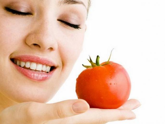 Use homemade tomato honey curd lemon for skin glow | घरी तयार करा टोमॅटोचा फेसपॅक; त्वचा होईल ग्लोइंग