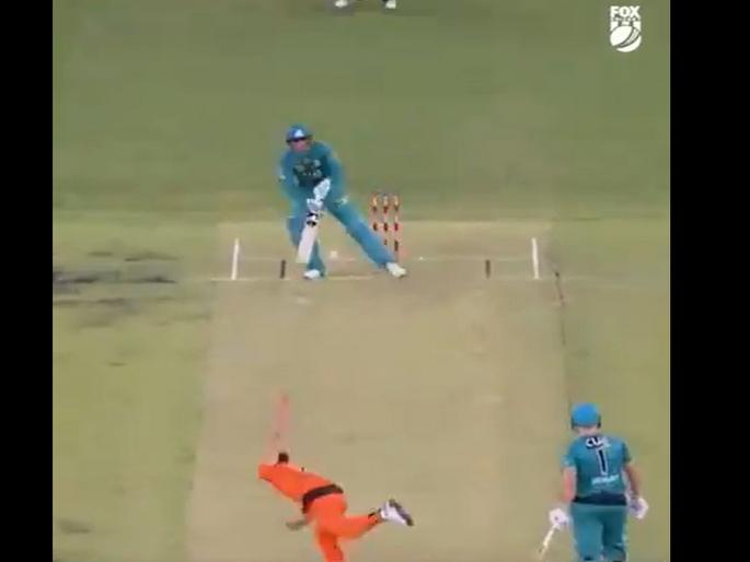 Video: Incredible shots by Tom Banton in BBL09, don't try this at home! | Video: असा फटका ट्राय करू नका; KKR च्या फलंदाजाचा अफलातून षटकार