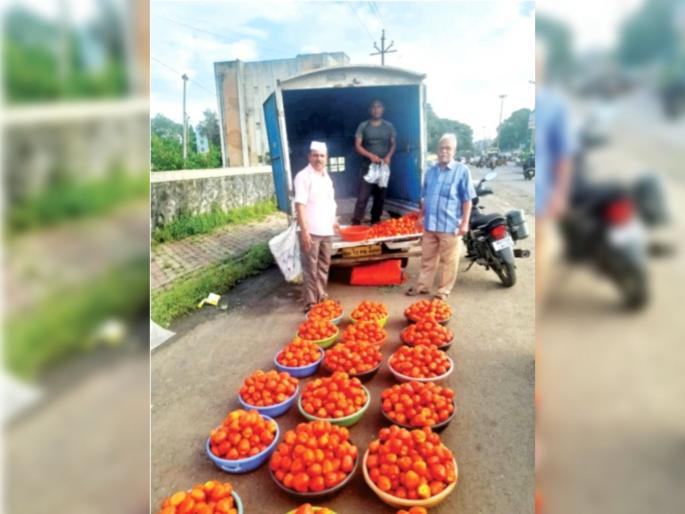 Get a tomato, get a tomato.. get it for free, get it for free..! Disgruntled farmers gave tomatoes to people | टोमॅटो घ्या टोमॅटोऽऽ.. फुकट घ्या फुकट..! नाराज शेतकऱ्यांनी लोकांना वाटले टोमॅटो Get a tomato, get a tomato.. get it for free, get it for free..! Disgruntled farmers gave tomatoes to people | टोमॅटो घ्या टोमॅटोऽऽ.. फुकट घ्या फुकट..! नाराज शेतकऱ्यांनी लोकांना वाटले टोमॅटो