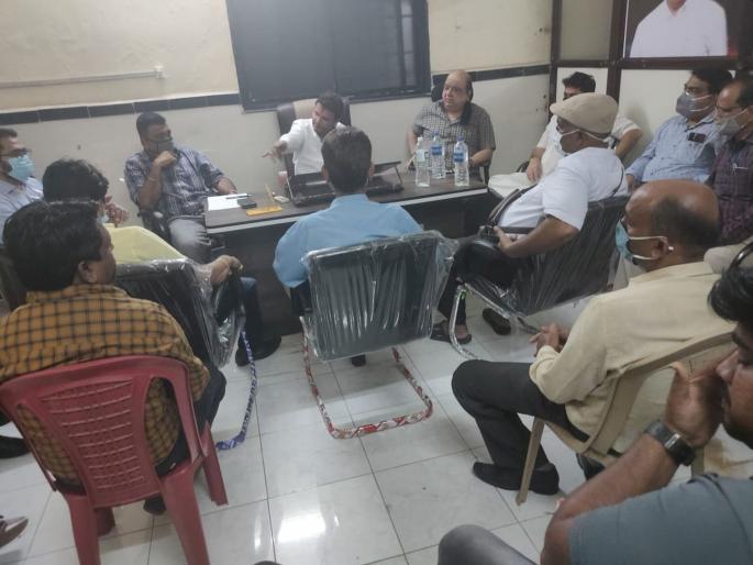 brother in law takes Review meeting of officers in the absence of Municipal Ward Committee Chairman | महापालिका प्रभाग समिती सभापतीच्या गैरेहजेरीत दिराने घेतली अधिकाऱ्यांची आढावा बैठक brother in law takes Review meeting of officers in the absence of Municipal Ward Committee Chairman | महापालिका प्रभाग समिती सभापतीच्या गैरेहजेरीत दिराने घेतली अधिकाऱ्यांची आढावा बैठक