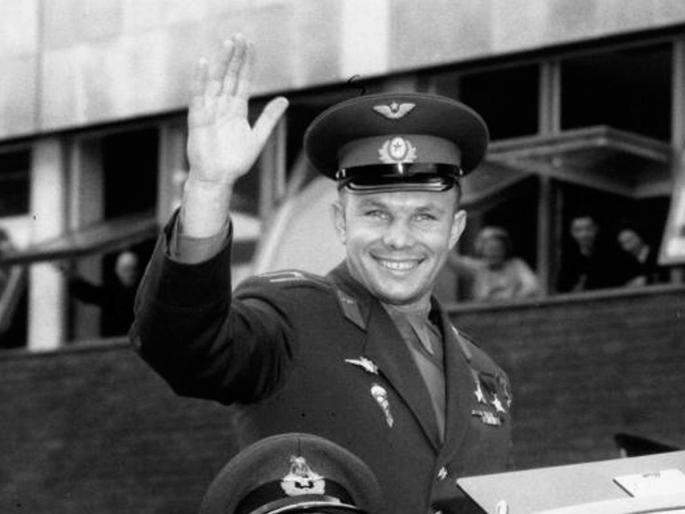 the story of yuri gagarin, first man of the planet who went to space | भेदिले पृथ्वीमंडळा...दूध विकणाऱ्या आईच्या मुलाला 'अवकाश'ही झालं ठेंगणं! the story of yuri gagarin, first man of the planet who went to space | भेदिले पृथ्वीमंडळा...दूध विकणाऱ्या आईच्या मुलाला 'अवकाश'ही झालं ठेंगणं!