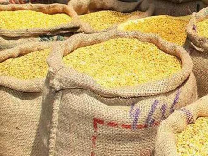 Consumer panchayat alleges stocks of pulses are held by only few companies | डाळींच्या किमतीवर मोठ्या कंपन्यांचे वर्चस्व; तूर डाळ सामान्यांच्या आवाक्याबाहेर Consumer panchayat alleges stocks of pulses are held by only few companies | डाळींच्या किमतीवर मोठ्या कंपन्यांचे वर्चस्व; तूर डाळ सामान्यांच्या आवाक्याबाहेर