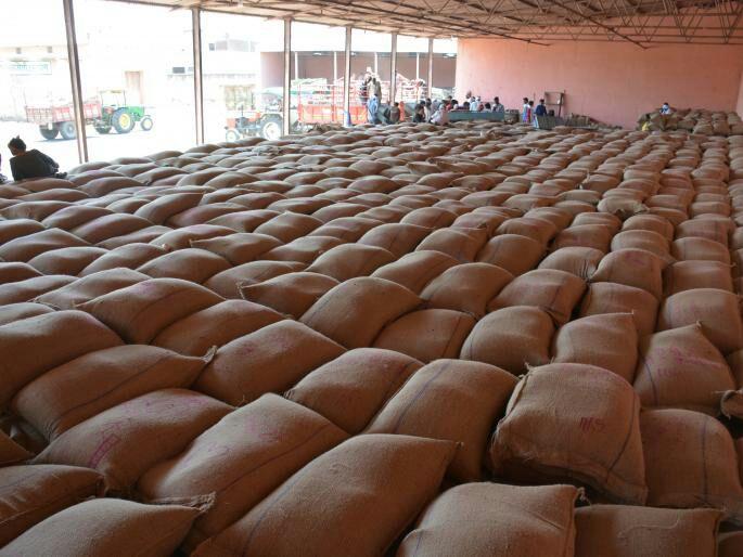 Washim district, 29 thousand farmer toor without a measure | वाशिम जिल्ह्यात मोजणीविना २९ हजार शेतकऱ्यांची तूर पडून !