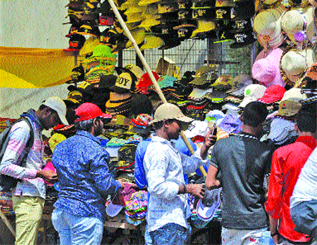 Summer came; Barabanki stole and Bombay handglows grew up in Solapur | आला उन्हाळा; बाराबंकी स्टोल अन् मुंबई हँडग्लोज यांचा सोलापुरात वाढला रुबाब Summer came; Barabanki stole and Bombay handglows grew up in Solapur | आला उन्हाळा; बाराबंकी स्टोल अन् मुंबई हँडग्लोज यांचा सोलापुरात वाढला रुबाब