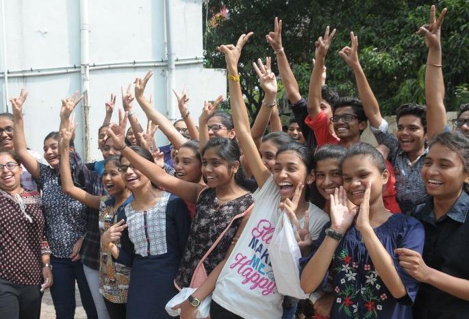 More than half of students in the Nagpur division are 'First Class' | नागपूर विभागात निम्म्याहून अधिक विद्यार्थी ‘फर्स्ट क्लास’ More than half of students in the Nagpur division are 'First Class' | नागपूर विभागात निम्म्याहून अधिक विद्यार्थी ‘फर्स्ट क्लास’