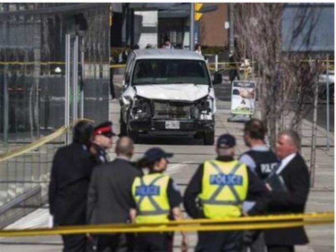 canada van hits over a dozen pedestrians in toronto 9 dead 16 injured | टोरंटोमध्ये पायी जाणाऱ्या नागरिकांना व्हॅनने चिरडलं; 10 जणांचा मृत्यू, 15 जखमी canada van hits over a dozen pedestrians in toronto 9 dead 16 injured | टोरंटोमध्ये पायी जाणाऱ्या नागरिकांना व्हॅनने चिरडलं; 10 जणांचा मृत्यू, 15 जखमी