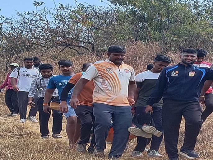 Four tourists from Indapur taluka seriously injured in bee attack in wai satara | Satara: मधमाशांच्या हल्ल्यात इंदापूर तालुक्यातील चार गिर्यारोहक गंभीर जखमी Four tourists from Indapur taluka seriously injured in bee attack in wai satara | Satara: मधमाशांच्या हल्ल्यात इंदापूर तालुक्यातील चार गिर्यारोहक गंभीर जखमी