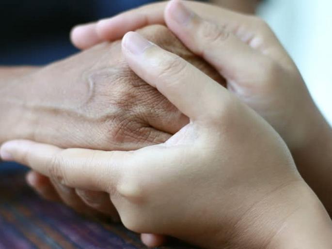 Do you know about cuddling or touch therapy | काय आहे 'कडलिंग' किंवा 'टच थेरपी'? जाणून घ्या फायदा 