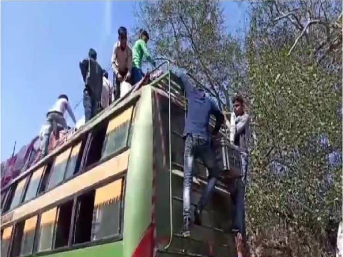 pilibhit a 55 seater private bus carrying 180 passengers was seized by rto | अजून किती भरणार! बसमध्ये ५५ ची क्षमता, भरले तब्बल १८० प्रवासी; मोजताना अधिकाऱ्यांचे डोळे झाले पांढरे pilibhit a 55 seater private bus carrying 180 passengers was seized by rto | अजून किती भरणार! बसमध्ये ५५ ची क्षमता, भरले तब्बल १८० प्रवासी; मोजताना अधिकाऱ्यांचे डोळे झाले पांढरे