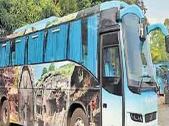 'Band Baja Barat' from the tourist bus giving 'Kho' for the purpose of tourism. | पर्यटनाच्या उद्देशाला ‘खो’ देत पर्यटन बसमधून ‘बँड बाजा बारात’ 'Band Baja Barat' from the tourist bus giving 'Kho' for the purpose of tourism. | पर्यटनाच्या उद्देशाला ‘खो’ देत पर्यटन बसमधून ‘बँड बाजा बारात’