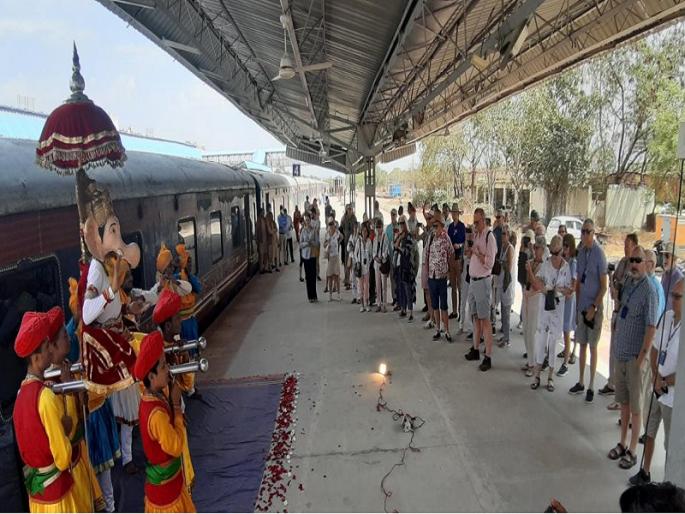 66 British tourists came to see Ellora caves by refusing Corona's threat | कोरोनाची भीती झुगारून वेरूळ पाहण्यासाठी आले ६६ ब्रिटीश पर्यटक 66 British tourists came to see Ellora caves by refusing Corona's threat | कोरोनाची भीती झुगारून वेरूळ पाहण्यासाठी आले ६६ ब्रिटीश पर्यटक