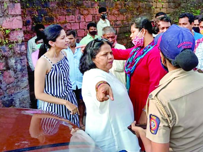 The tourist's car went through the weight of the vegetable seller | पर्यटकांची कार गेली भाजी विक्रेत्याच्या वजन काट्यावरून The tourist's car went through the weight of the vegetable seller | पर्यटकांची कार गेली भाजी विक्रेत्याच्या वजन काट्यावरून