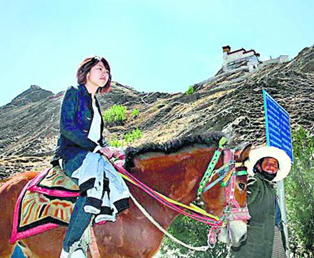 40 devotees from Nashik get stuck in Amarnath! | नाशिकचे ४० भाविक अमरनाथला अडकले!