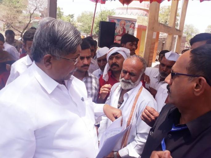 Towards the famine in front of the Guardian Minister | चाळीसगाव, पारोळा दौ-यादरम्यान पालकमंत्र्यांसमोर दुष्काळग्रस्तांचा टाहो Towards the famine in front of the Guardian Minister | चाळीसगाव, पारोळा दौ-यादरम्यान पालकमंत्र्यांसमोर दुष्काळग्रस्तांचा टाहो