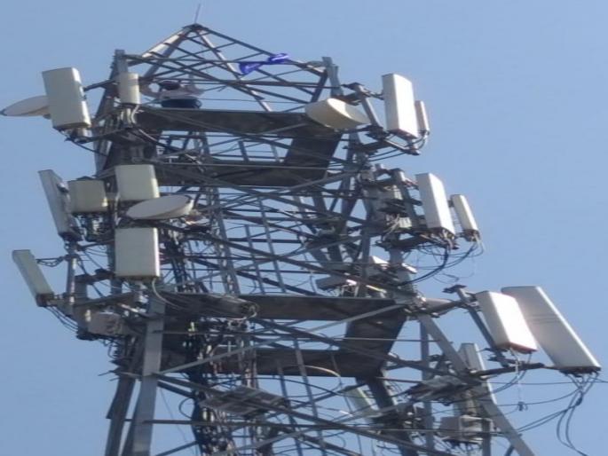 As opposed of enchroachment action on hotel; 'Bhau' going on 'Tower' | हॉटेलवर अतिक्रमण कारवाई ; विरोध म्हणून ‘भाऊ’ चढला ना मग ‘टॉवर’ वर 