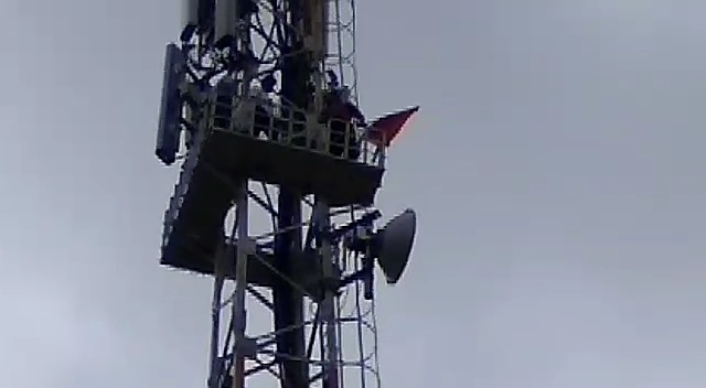 Maratha Kranti Morcha: Movement on tower at Govardhan | Maratha Kranti Morcha : गोवर्धन येथे टॉवरवर चढून आंदोलन Maratha Kranti Morcha: Movement on tower at Govardhan | Maratha Kranti Morcha : गोवर्धन येथे टॉवरवर चढून आंदोलन