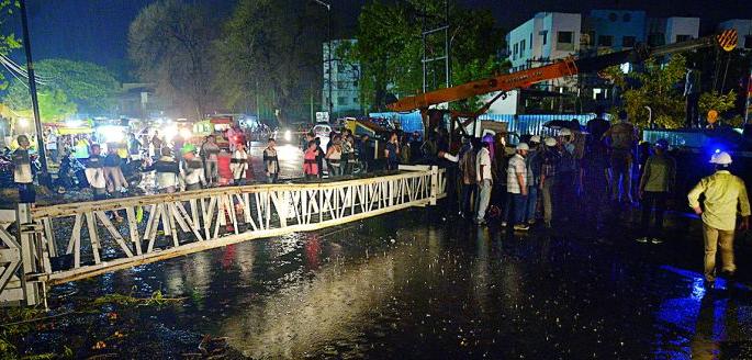 Tower crane collapsed in Jayprakashanagar of Nagpur | नागपूरच्या जयप्रकाशनगरात मेट्रोची टॉवर क्रेन कोसळली Tower crane collapsed in Jayprakashanagar of Nagpur | नागपूरच्या जयप्रकाशनगरात मेट्रोची टॉवर क्रेन कोसळली