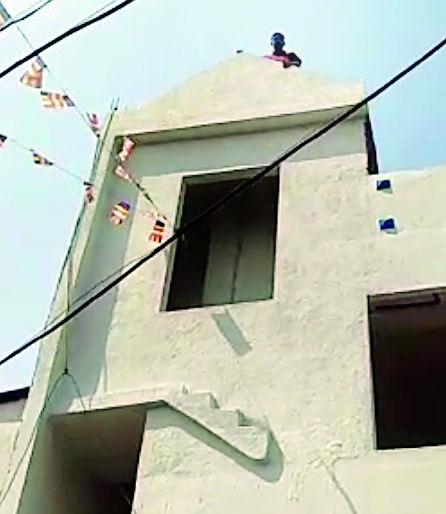 Threat to commit suicide to anti encroachment suad in Nagpur | नागपुरात टॉवरवर चढून आत्महत्या करण्याची पथकाला धमकी Threat to commit suicide to anti encroachment suad in Nagpur | नागपुरात टॉवरवर चढून आत्महत्या करण्याची पथकाला धमकी