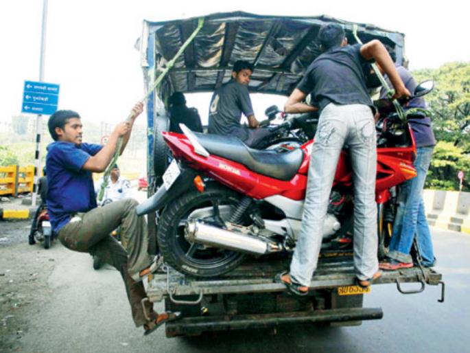 cctv installed on two wheeler towing vans | टाेईंग टेम्पाेवर अाता सीसीटिव्हीची नजर cctv installed on two wheeler towing vans | टाेईंग टेम्पाेवर अाता सीसीटिव्हीची नजर
