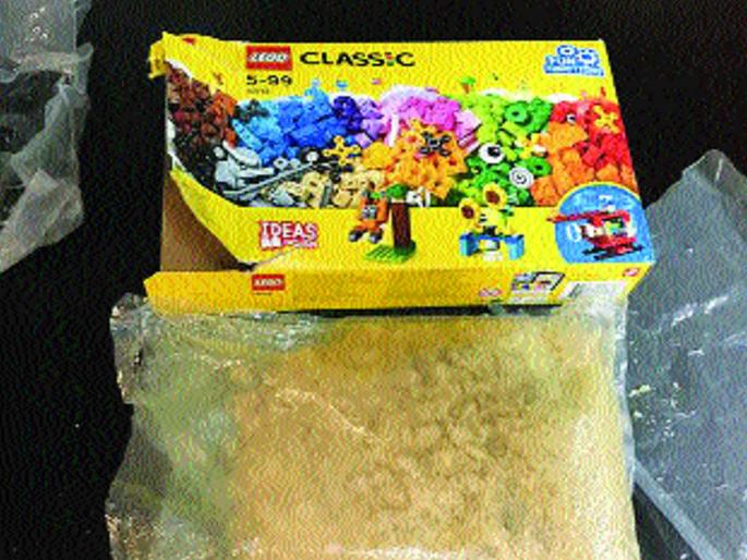 Drug's in the toy box! | खेळण्याच्या बॉक्समध्ये निघाले अमलीपदार्थ!