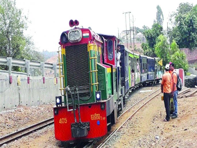 Minute tension begins, engine stops; Vacancy of tourists | मिनीट्रेनचे रडगाणे सुरूच, इंजिन पडले बंद; पर्यटकांचा खोळंबा Minute tension begins, engine stops; Vacancy of tourists | मिनीट्रेनचे रडगाणे सुरूच, इंजिन पडले बंद; पर्यटकांचा खोळंबा